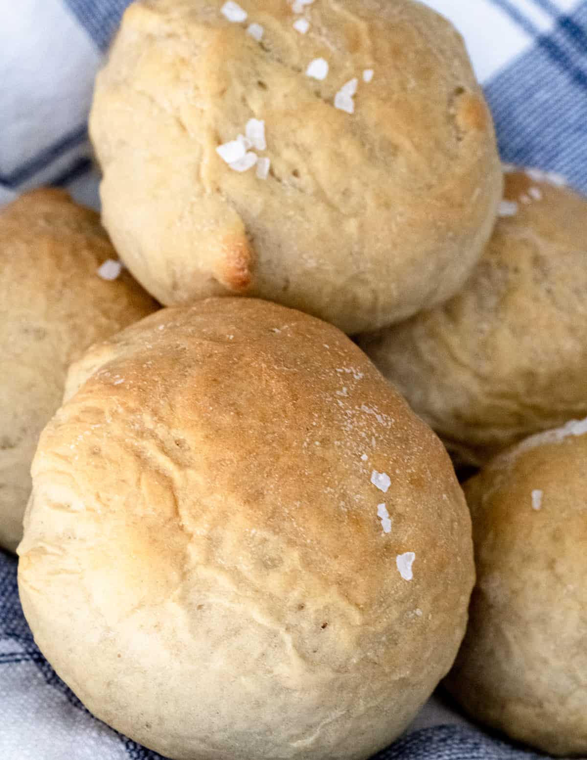 5 dinner rolls in a basket.