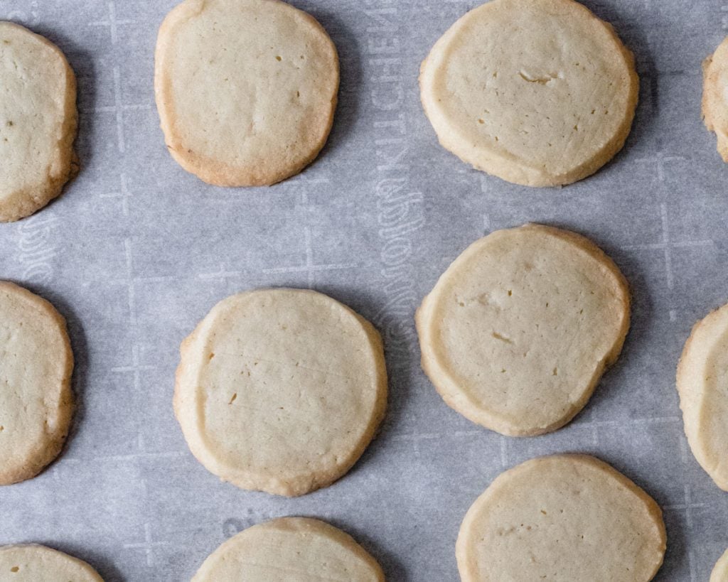 3 rows of round shortbread cookies.