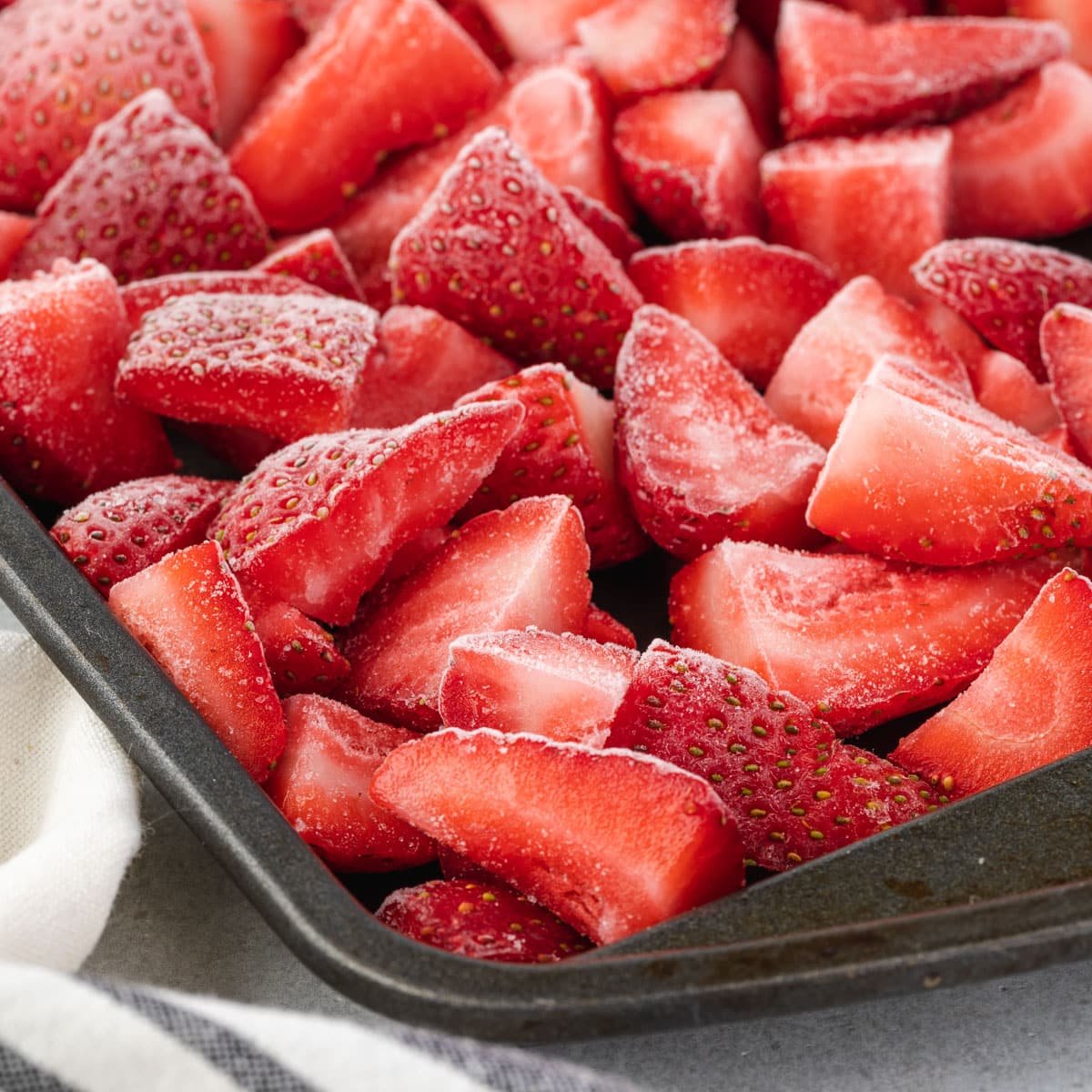 https://stateofdinner.com/wp-content/uploads/2022/07/frozen-strawberries-featured.jpg