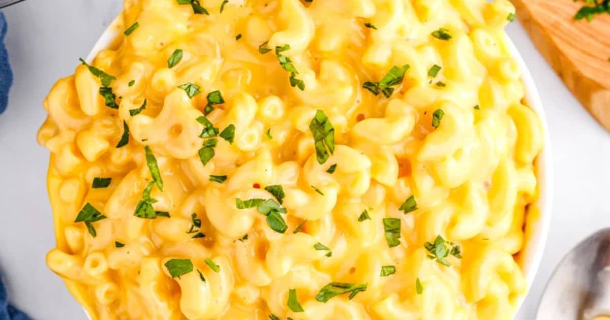 Creamy macaroni and cheese topped with fresh parsley.