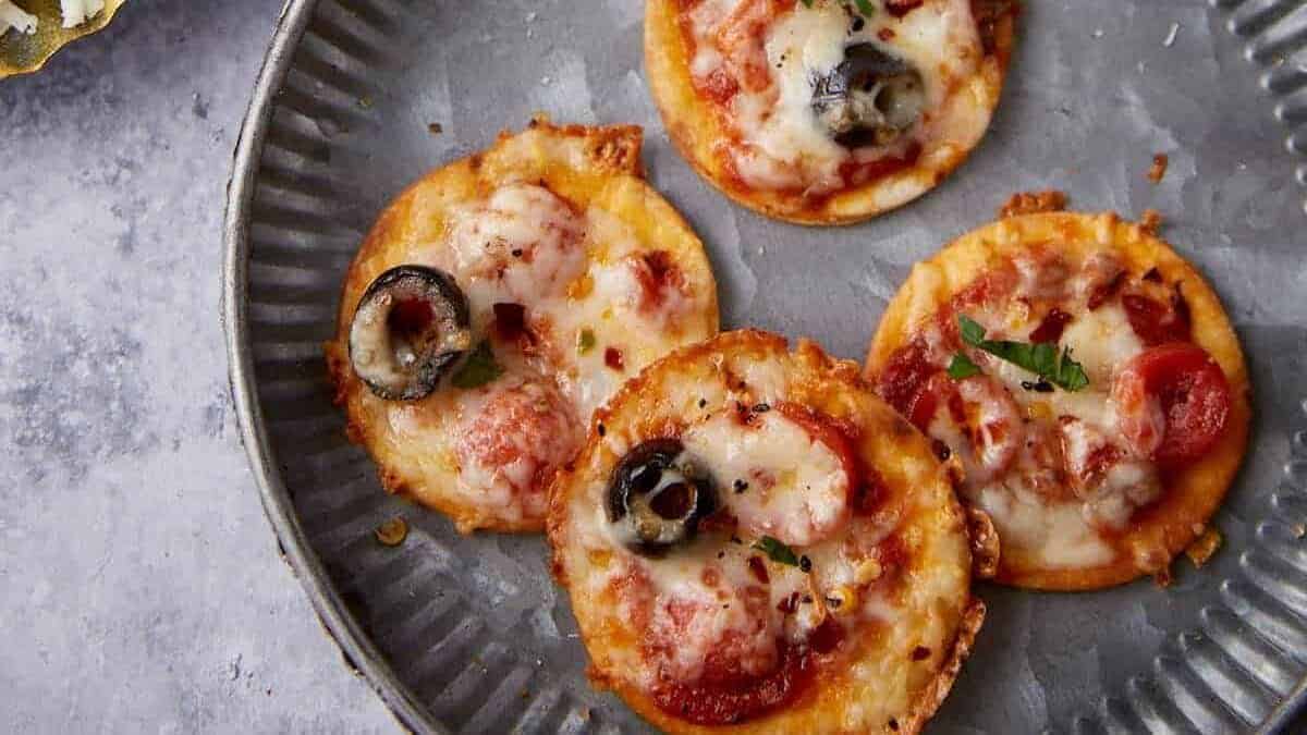 A close up shot of pizza bites.