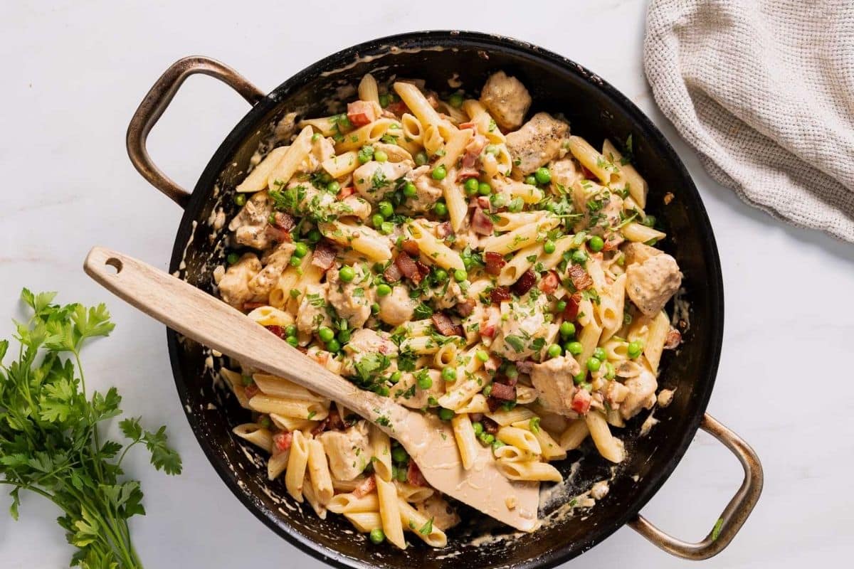 A close up shot of Chipotle chicken pasta.